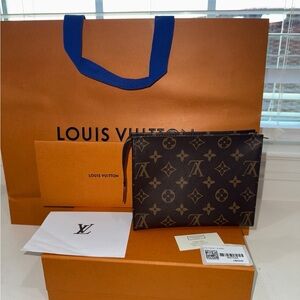 Louis Vuitton Monogram toiletry 19
